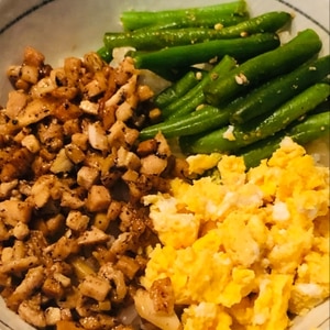 いんげんで♩三色丼